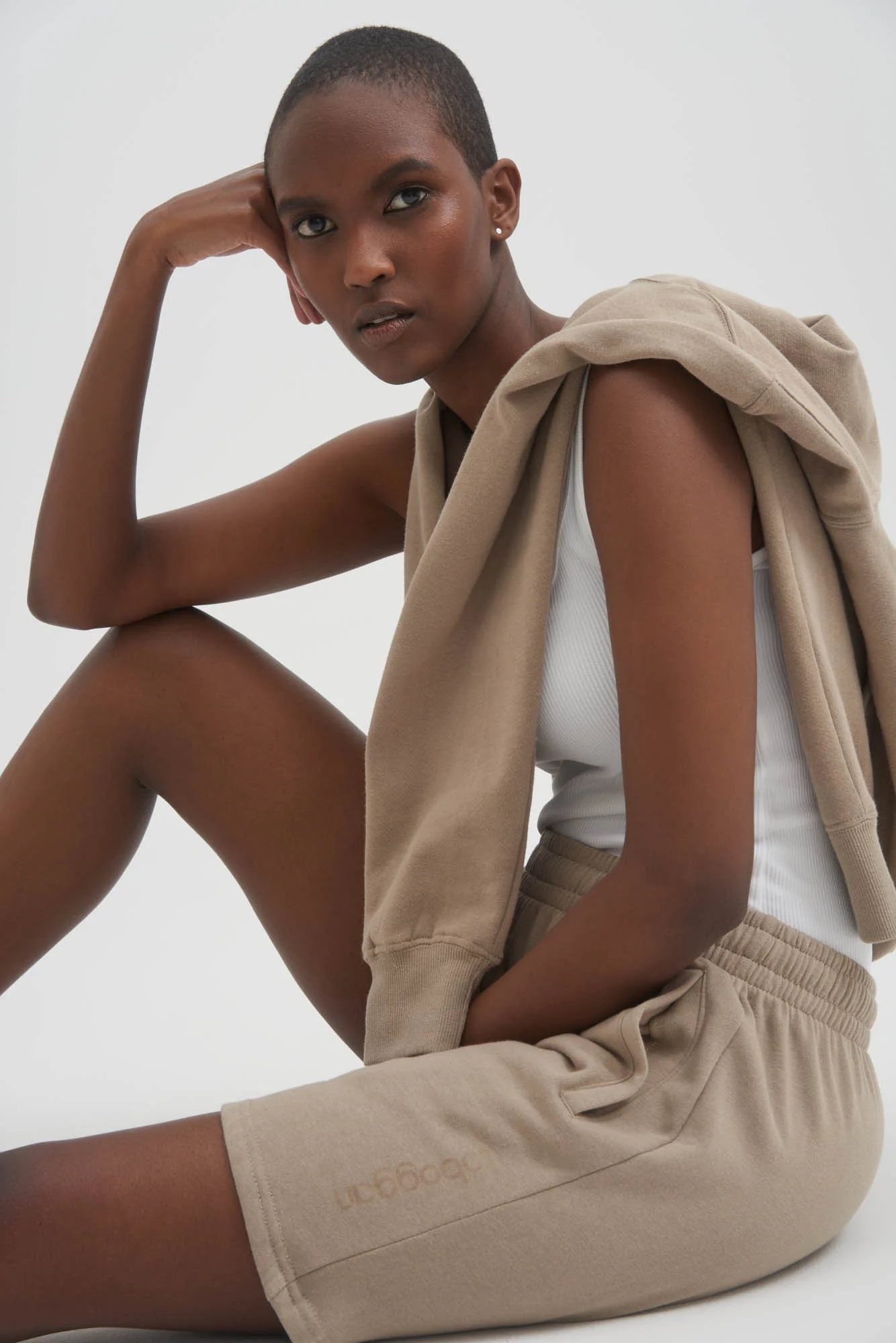 UNISEX LUXE FLEECE SWEAT SHORTS - BEIGE - Image 4